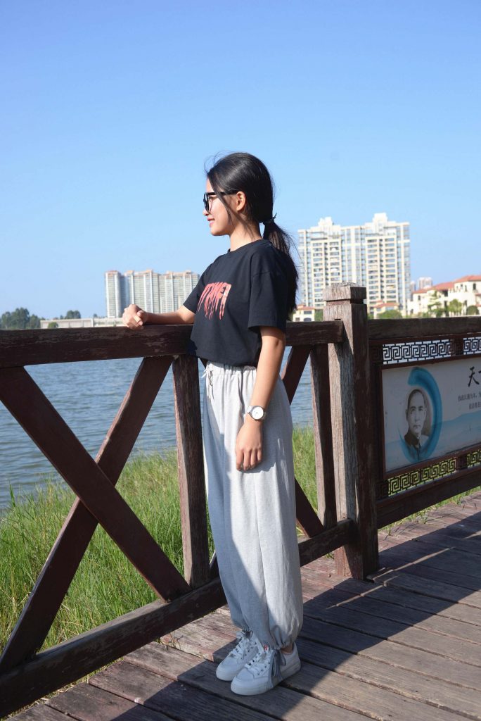 987期：周子琪 – 河流从不催促过河的人 棉袜-第1张