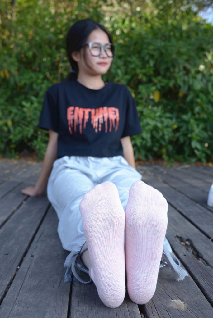987期：周子琪 – 河流从不催促过河的人 棉袜-第3张