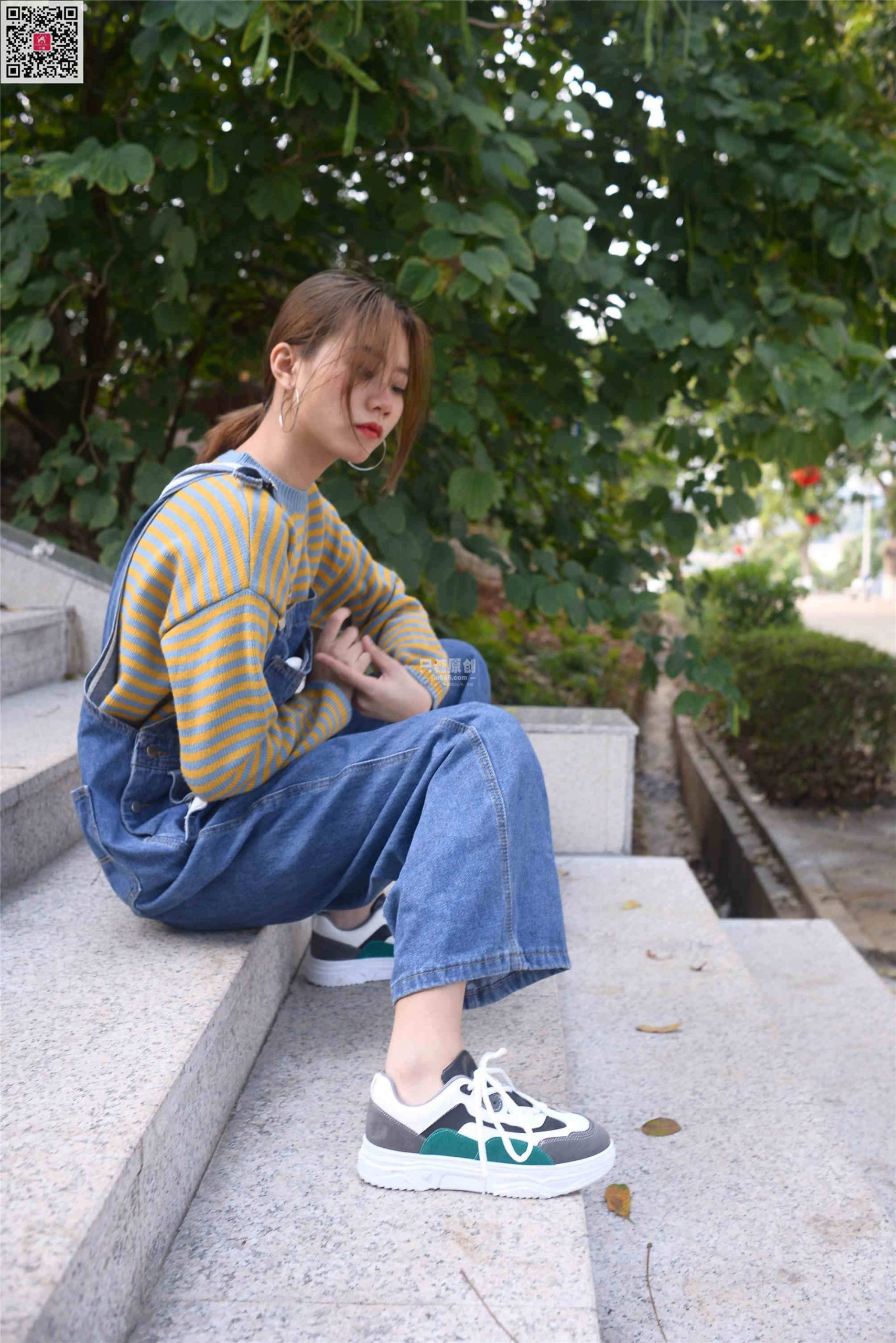 236期：彤彤 – 春山如黛草如烟 船袜-第1张