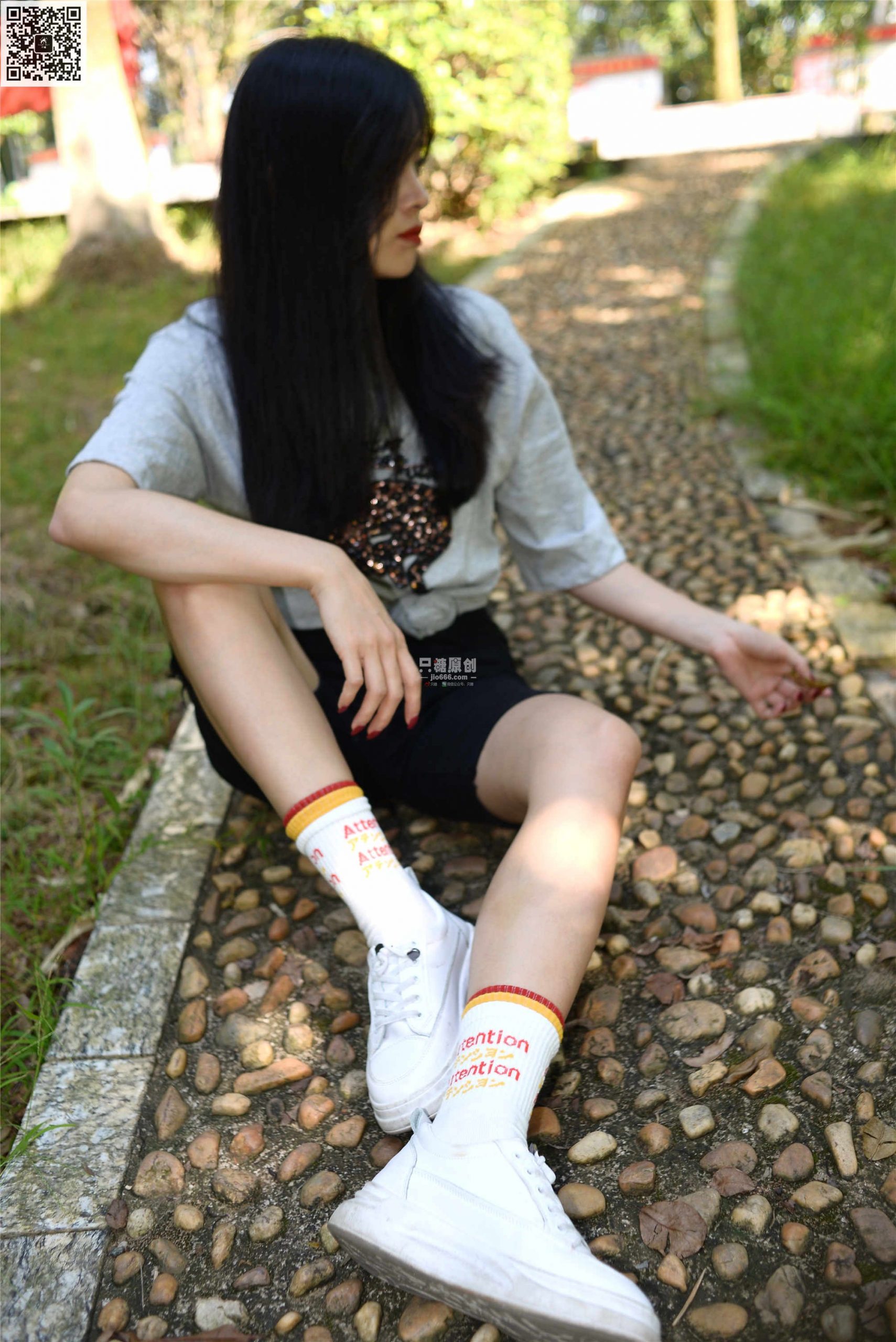 24期：文文 – 秋微凉，行走在山间的小白鞋 棉袜-第1张