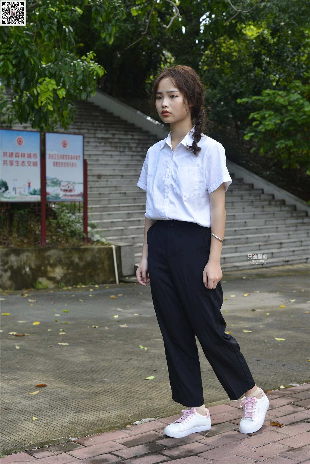 674期：小希 – 花香如诗 短丝-第1张